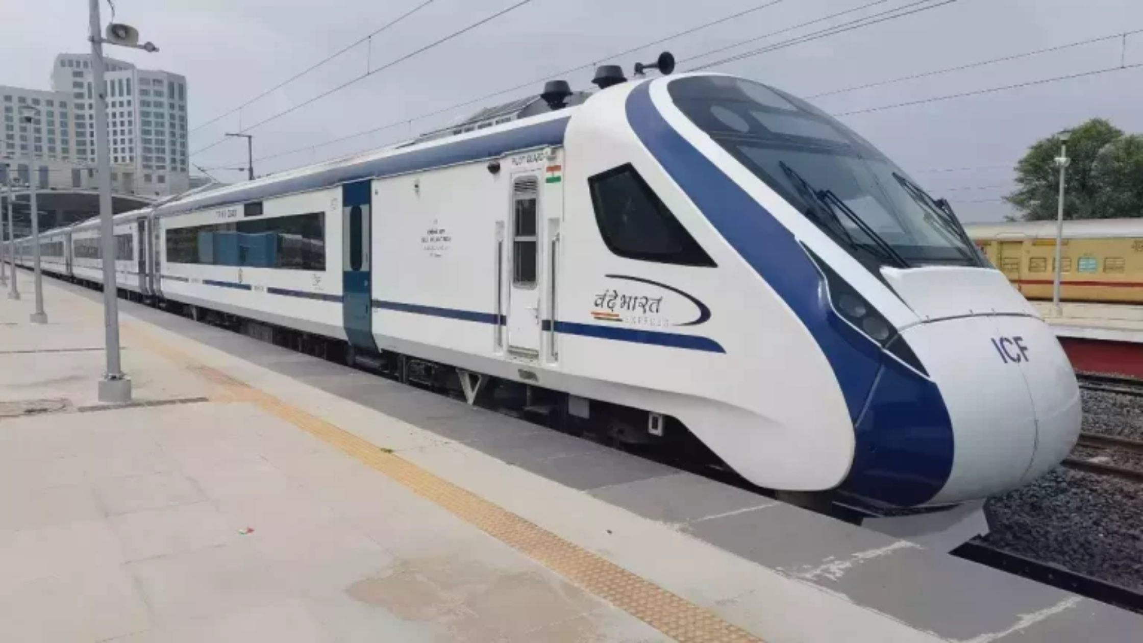 Vande-Bharat-Express-standing-at-Varanasi-railway-station-platform